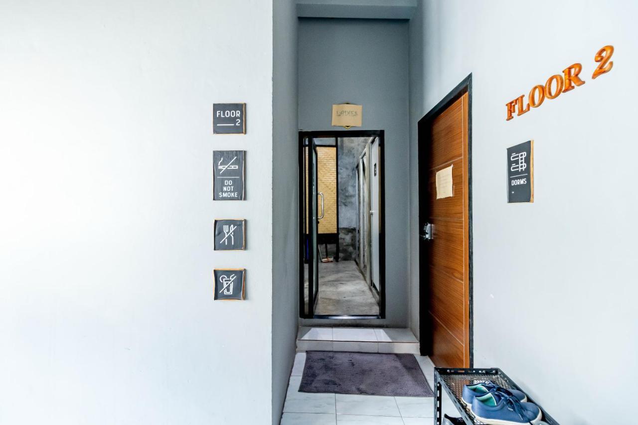Thonglor Travellers Hostel And Cafe Bangkok Exterior photo